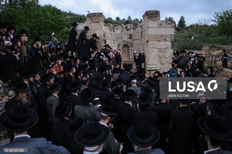 Israel: Judeus ultra-ortodoxos queimam pão fermentado antes da Páscoa em Jerusalém