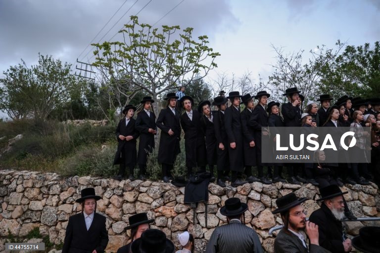 Israel: Judeus ultra-ortodoxos queimam pão fermentado antes da Páscoa em Jerusalém