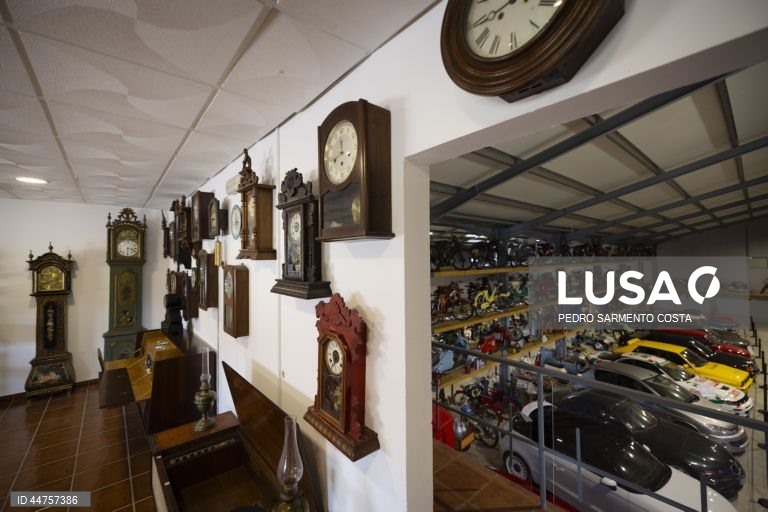 O Armazém da Memória onde o colecionador de 62 anos, Francisco Costa (ausente da fotografia), expõe mais de 600 motorizadas antigas, duas dezenas de carros clássicos, telefones e rádios antigos, em Montalegre, 09 de abril de 2025. Para Francisco Costa “Isto é uma paixão enorme, um gosto enorme que eu se não vier cá um dia não estou bem. Tenho que vir cá sempre, sempre ao armazém”. (ACOMPANHA TEXTO DA LUSA DO DIA 13 DE ABRIL DE 2025). PEDRO SARMENTO COSTA/LUSA
