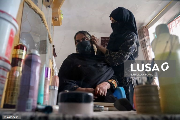 Afeganistão: mulheres enfrentam o desemprego após o encerramento de salões de beleza