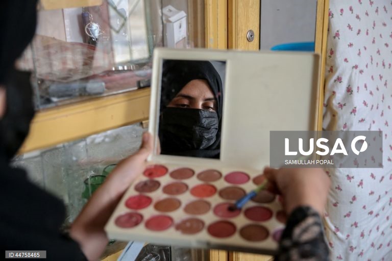 Afeganistão: mulheres enfrentam o desemprego após o encerramento de salões de beleza
