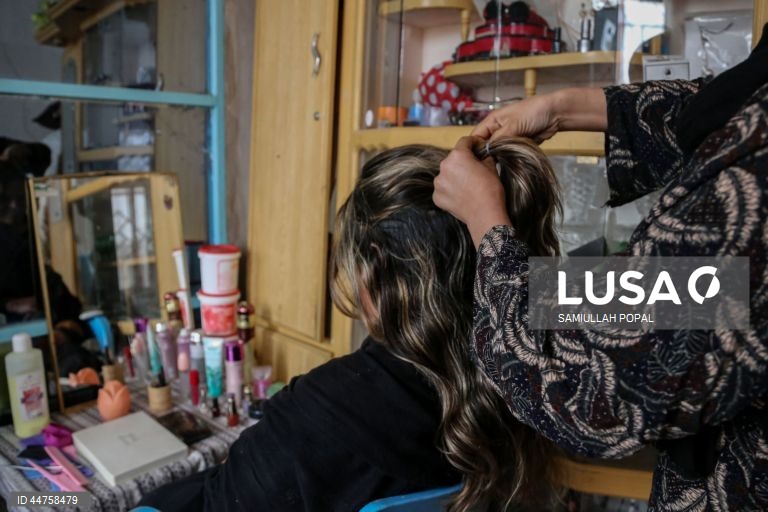 Afeganistão: mulheres enfrentam o desemprego após o encerramento de salões de beleza