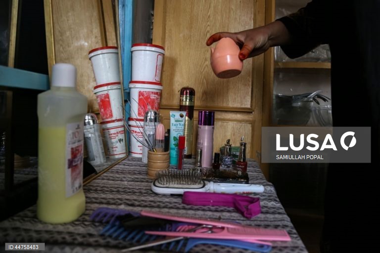 Afeganistão: mulheres enfrentam o desemprego após o encerramento de salões de beleza