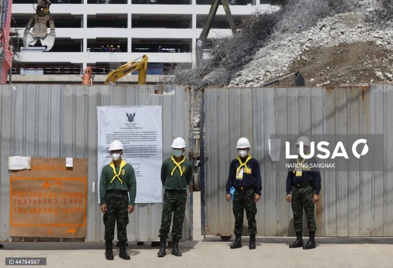 Equipas de salvamento procuram sobreviventes depois de terem sido detectados sinais de vida sob os escombros de um edifício que ruiu em Banguecoque, Tailândia. As equipas de salvamento detectaram sinais de vida sob os escombros de um edifício de 30 andares que ruiu na sequência dos tremores de um terramoto de magnitude 7,7 que atingiu Myanmar em 28 de março.