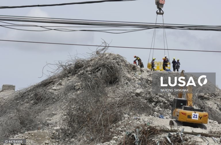 Equipas de salvamento procuram sobreviventes depois de terem sido detectados sinais de vida sob os escombros de um edifício que ruiu em Banguecoque, Tailândia. As equipas de salvamento detectaram sinais de vida sob os escombros de um edifício de 30 andares que ruiu na sequência dos tremores de um terramoto de magnitude 7,7 que atingiu Myanmar em 28 de março.