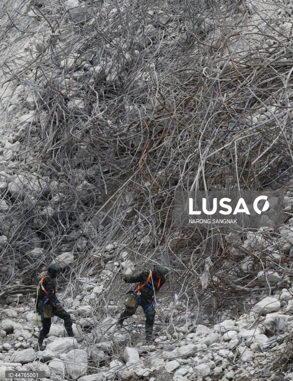 Equipas de salvamento procuram sobreviventes depois de terem sido detectados sinais de vida sob os escombros de um edifício que ruiu em Banguecoque, Tailândia. As equipas de salvamento detectaram sinais de vida sob os escombros de um edifício de 30 andares que ruiu na sequência dos tremores de um terramoto de magnitude 7,7 que atingiu Myanmar em 28 de março.