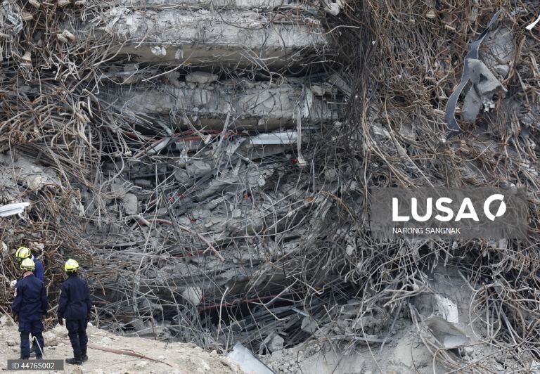 Equipas de salvamento procuram sobreviventes depois de terem sido detectados sinais de vida sob os escombros de um edifício que ruiu em Banguecoque, Tailândia. As equipas de salvamento detectaram sinais de vida sob os escombros de um edifício de 30 andares que ruiu na sequência dos tremores de um terramoto de magnitude 7,7 que atingiu Myanmar em 28 de março.