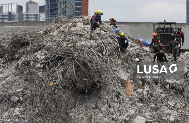 Equipas de salvamento procuram sobreviventes depois de terem sido detectados sinais de vida sob os escombros de um edifício que ruiu em Banguecoque, Tailândia. As equipas de salvamento detectaram sinais de vida sob os escombros de um edifício de 30 andares que ruiu na sequência dos tremores de um terramoto de magnitude 7,7 que atingiu Myanmar em 28 de março.