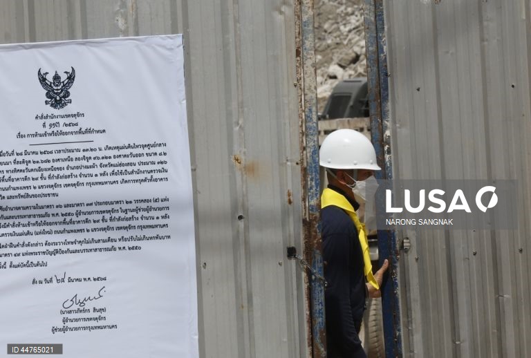 Equipas de salvamento procuram sobreviventes depois de terem sido detectados sinais de vida sob os escombros de um edifício que ruiu em Banguecoque, Tailândia. As equipas de salvamento detectaram sinais de vida sob os escombros de um edifício de 30 andares que ruiu na sequência dos tremores de um terramoto de magnitude 7,7 que atingiu Myanmar em 28 de março.