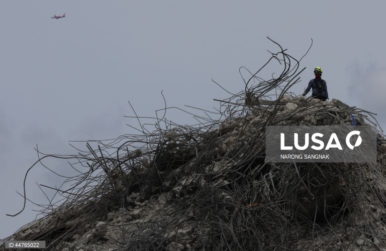 Equipas de salvamento procuram sobreviventes depois de terem sido detectados sinais de vida sob os escombros de um edifício que ruiu em Banguecoque, Tailândia. As equipas de salvamento detectaram sinais de vida sob os escombros de um edifício de 30 andares que ruiu na sequência dos tremores de um terramoto de magnitude 7,7 que atingiu Myanmar em 28 de março.