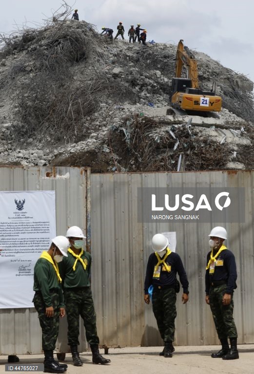 Equipas de salvamento procuram sobreviventes depois de terem sido detectados sinais de vida sob os escombros de um edifício que ruiu em Banguecoque, Tailândia. As equipas de salvamento detectaram sinais de vida sob os escombros de um edifício de 30 andares que ruiu na sequência dos tremores de um terramoto de magnitude 7,7 que atingiu Myanmar em 28 de março.