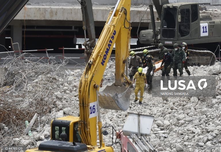 Equipas de salvamento procuram sobreviventes depois de terem sido detectados sinais de vida sob os escombros de um edifício que ruiu em Banguecoque, Tailândia. As equipas de salvamento detectaram sinais de vida sob os escombros de um edifício de 30 andares que ruiu na sequência dos tremores de um terramoto de magnitude 7,7 que atingiu Myanmar em 28 de março.