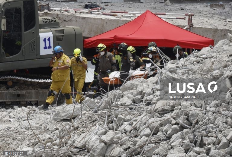 Equipas de salvamento procuram sobreviventes depois de terem sido detectados sinais de vida sob os escombros de um edifício que ruiu em Banguecoque, Tailândia. As equipas de salvamento detectaram sinais de vida sob os escombros de um edifício de 30 andares que ruiu na sequência dos tremores de um terramoto de magnitude 7,7 que atingiu Myanmar em 28 de março.