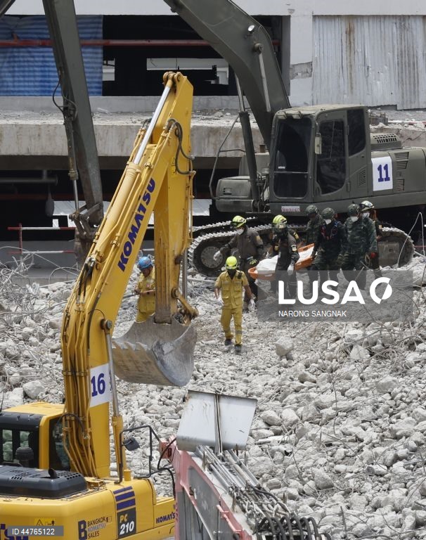 Equipas de salvamento procuram sobreviventes depois de terem sido detectados sinais de vida sob os escombros de um edifício que ruiu em Banguecoque, Tailândia. As equipas de salvamento detectaram sinais de vida sob os escombros de um edifício de 30 andares que ruiu na sequência dos tremores de um terramoto de magnitude 7,7 que atingiu Myanmar em 28 de março.
