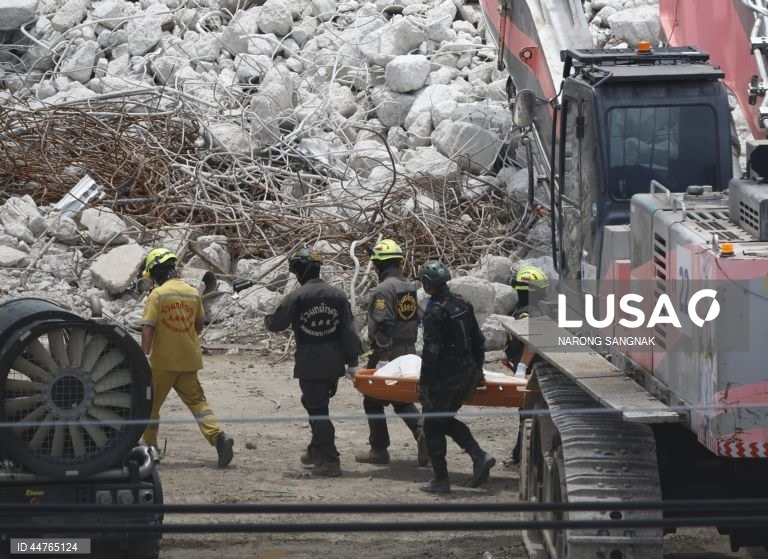 Equipas de salvamento procuram sobreviventes depois de terem sido detectados sinais de vida sob os escombros de um edifício que ruiu em Banguecoque, Tailândia. As equipas de salvamento detectaram sinais de vida sob os escombros de um edifício de 30 andares que ruiu na sequência dos tremores de um terramoto de magnitude 7,7 que atingiu Myanmar em 28 de março.