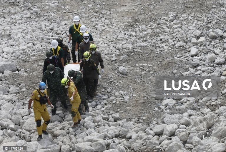 Equipas de salvamento procuram sobreviventes depois de terem sido detectados sinais de vida sob os escombros de um edifício que ruiu em Banguecoque, Tailândia. As equipas de salvamento detectaram sinais de vida sob os escombros de um edifício de 30 andares que ruiu na sequência dos tremores de um terramoto de magnitude 7,7 que atingiu Myanmar em 28 de março.