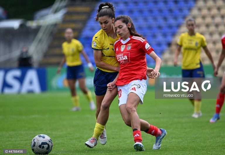 A jogadora do Valadares Gaia Érica Ventura (E), disputa a bola com a jogadora do Benfica Andreia Faria, durante o jogo da 20.ª jornada fa I Liga de futebol feminino realizado no estádio Dr. Jorge Sampaio, em Vila Nova de Gaia, 12 de abril de 2025. FERNANDO VELUDO/LUSA