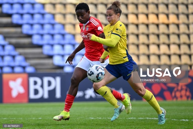 A jogadora do Valadares Gaia Jennie Lakip (D), disputa a bola com a jogadora do Benfica Christy Ucheibe, durante o jogo da 20.ª jornada fa I Liga de futebol feminino realizado no estádio Dr. Jorge Sampaio, em Vila Nova de Gaia, 12 de abril de 2025. FERNANDO VELUDO/LUSA