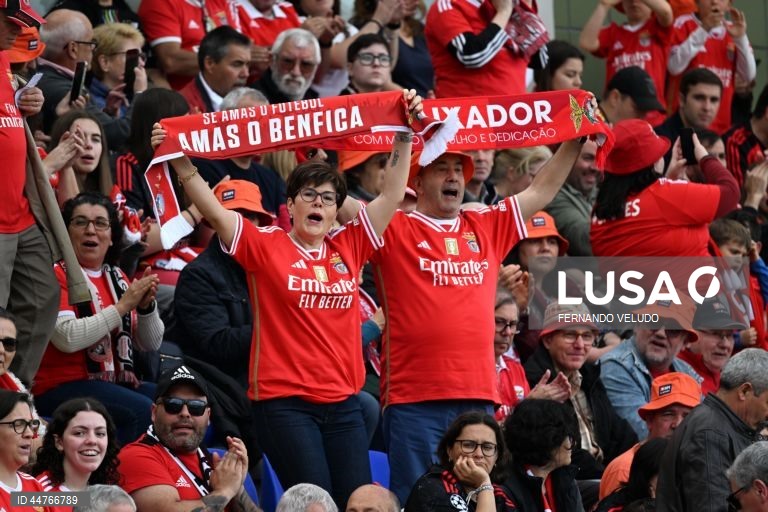 Adeptos do  Benfica festejam durante o jogo da 20.ª jornada da I Liga de futebol feminino contra o Valadares Gaia realizado no estádio Dr. Jorge Sampaio, em Vila Nova de Gaia, 12 de abril de 2025. FERNANDO VELUDO/LUSA