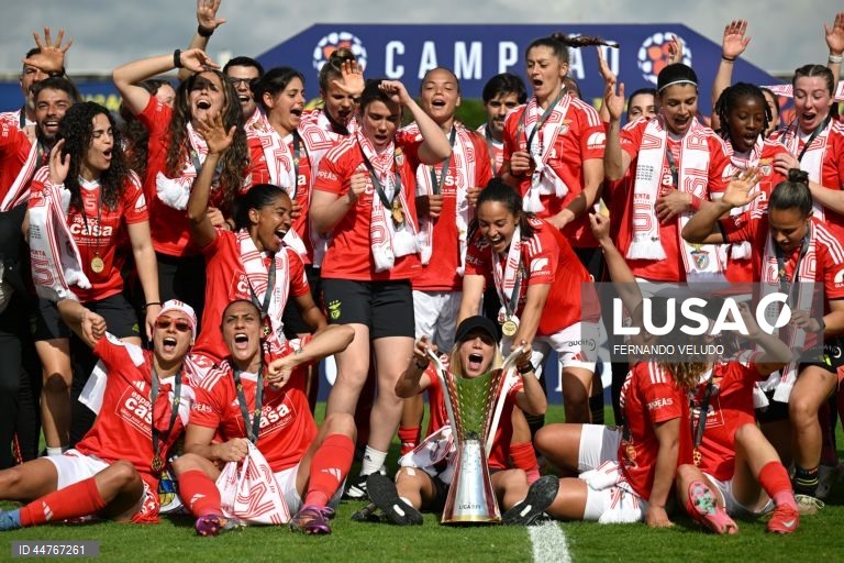 Jogadoras do Benfica festejam o título de campeãs nacionais após a vitória contra o Valadares Gaia durante o jogo da 20.ª jornada da I Liga de futebol feminino realizado no estádio Dr. Jorge Sampaio, em Vila Nova de Gaia, 12 de abril de 2025. A equipa feminina do Benfica de futebol sagrou-se hoje pentacampeã nacional, ao vencer o Valadares Gaia por 3-0, num jogo de sentido único da antepenúltima jornada do campeonato, em Pedroso, Vila Nova de Gaia. FERNANDO VELUDO/LUSA