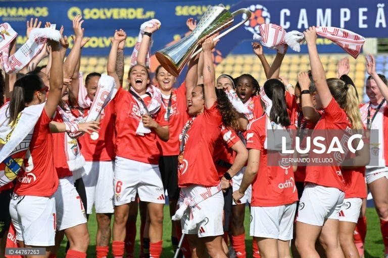 Jogadoras do Benfica festejam o título de campeãs nacionais após a vitória contra o Valadares Gaia durante o jogo da 20.ª jornada da I Liga de futebol feminino realizado no estádio Dr. Jorge Sampaio, em Vila Nova de Gaia, 12 de abril de 2025. A equipa feminina do Benfica de futebol sagrou-se hoje pentacampeã nacional, ao vencer o Valadares Gaia por 3-0, num jogo de sentido único da antepenúltima jornada do campeonato, em Pedroso, Vila Nova de Gaia. FERNANDO VELUDO/LUSA
