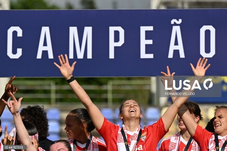 Jogadoras do Benfica festejam o título de campeãs nacionais após a vitória contra o Valadares Gaia durante o jogo da 20.ª jornada da I Liga de futebol feminino realizado no estádio Dr. Jorge Sampaio, em Vila Nova de Gaia, 12 de abril de 2025. A equipa feminina do Benfica de futebol sagrou-se hoje pentacampeã nacional, ao vencer o Valadares Gaia por 3-0, num jogo de sentido único da antepenúltima jornada do campeonato, em Pedroso, Vila Nova de Gaia. FERNANDO VELUDO/LUSA
