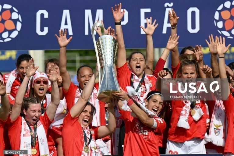 Jogadoras do Benfica festejam o título de campeãs nacionais após a vitória contra o Valadares Gaia durante o jogo da 20.ª jornada da I Liga de futebol feminino realizado no estádio Dr. Jorge Sampaio, em Vila Nova de Gaia, 12 de abril de 2025. A equipa feminina do Benfica de futebol sagrou-se hoje pentacampeã nacional, ao vencer o Valadares Gaia por 3-0, num jogo de sentido único da antepenúltima jornada do campeonato, em Pedroso, Vila Nova de Gaia. FERNANDO VELUDO/LUSA
