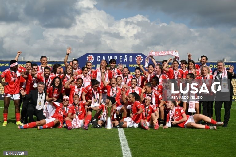 Jogadoras do Benfica festejam o título de campeãs nacionais após a vitória contra o Valadares Gaia durante o jogo da 20.ª jornada da I Liga de futebol feminino realizado no estádio Dr. Jorge Sampaio, em Vila Nova de Gaia, 12 de abril de 2025. A equipa feminina do Benfica de futebol sagrou-se hoje pentacampeã nacional, ao vencer o Valadares Gaia por 3-0, num jogo de sentido único da antepenúltima jornada do campeonato, em Pedroso, Vila Nova de Gaia. FERNANDO VELUDO/LUSA