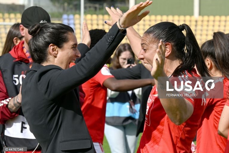 A treinadora do Benfica, Filipa Patão, festeja com as suas jogadoras após o título de campeãs nacionais após a vitória contra o Valadares Gaia durante o jogo da 20.ª jornada da I Liga de futebol feminino realizado no estádio Dr. Jorge Sampaio, em Vila Nova de Gaia, 12 de abril de 2025. A equipa feminina do Benfica de futebol sagrou-se hoje pentacampeã nacional, ao vencer o Valadares Gaia por 3-0, num jogo de sentido único da antepenúltima jornada do campeonato, em Pedroso, Vila Nova de Gaia....
