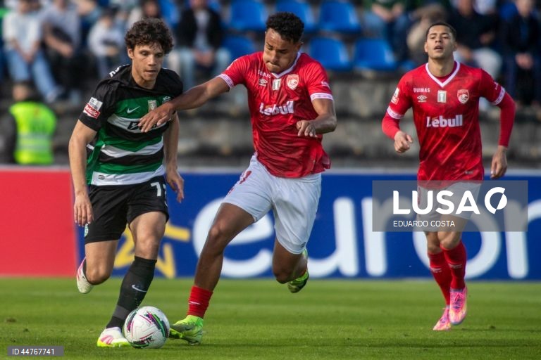 O Sporting recuperou hoje, provisoriamente, a liderança da I Liga portuguesa de futebol, ao vencer o Santa Clara por 1-0, em Ponta Delgada, nos Açores, em encontro da 29.ª jornada da prova.
