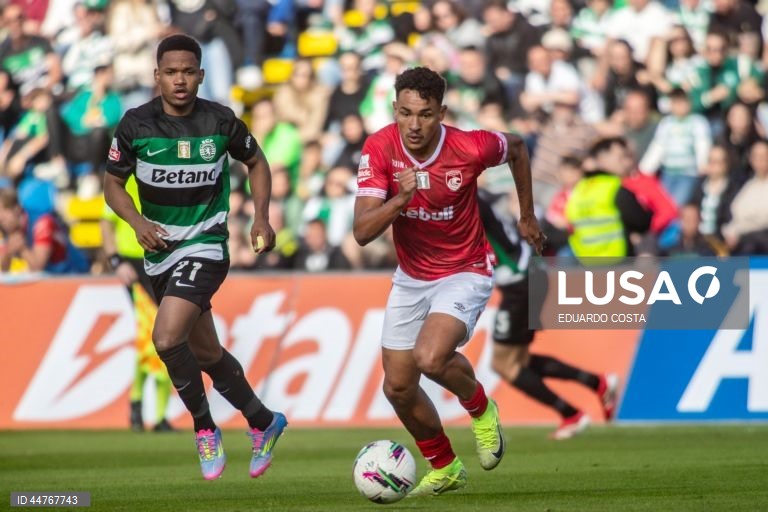O Sporting recuperou hoje, provisoriamente, a liderança da I Liga portuguesa de futebol, ao vencer o Santa Clara por 1-0, em Ponta Delgada, nos Açores, em encontro da 29.ª jornada da prova.