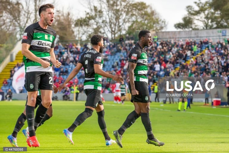 O Sporting recuperou hoje, provisoriamente, a liderança da I Liga portuguesa de futebol, ao vencer o Santa Clara por 1-0, em Ponta Delgada, nos Açores, em encontro da 29.ª jornada da prova.
