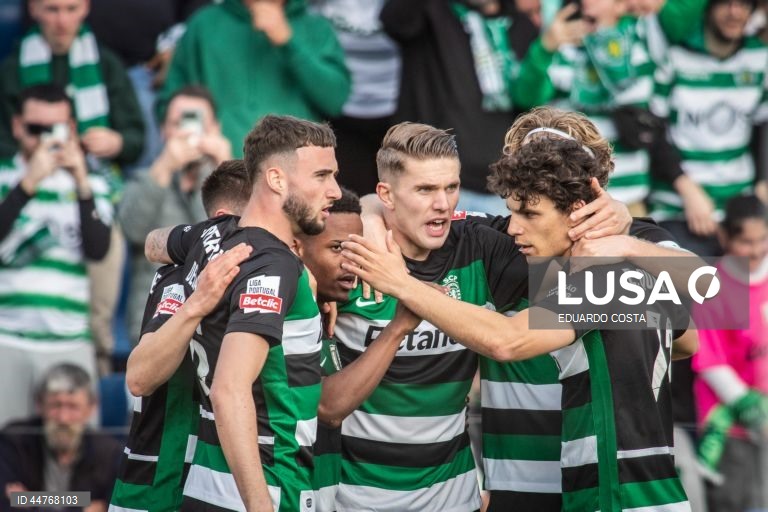 O Sporting recuperou hoje, provisoriamente, a liderança da I Liga portuguesa de futebol, ao vencer o Santa Clara por 1-0, em Ponta Delgada, nos Açores, em encontro da 29.ª jornada da prova.