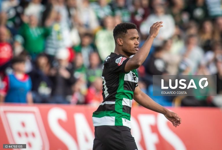 O Sporting recuperou hoje, provisoriamente, a liderança da I Liga portuguesa de futebol, ao vencer o Santa Clara por 1-0, em Ponta Delgada, nos Açores, em encontro da 29.ª jornada da prova.