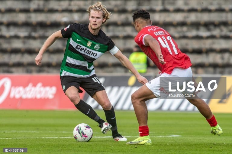 O Sporting recuperou hoje, provisoriamente, a liderança da I Liga portuguesa de futebol, ao vencer o Santa Clara por 1-0, em Ponta Delgada, nos Açores, em encontro da 29.ª jornada da prova.