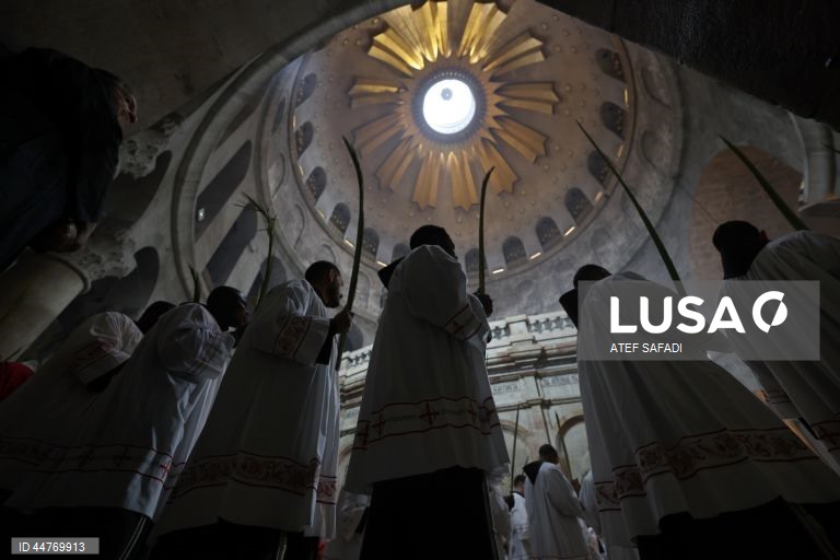 Procissão do Domingo de Ramos na Igreja do Santo Sepulcro, na Cidade Velha de Jerusalém. O Domingo de Ramos é o relato bíblico da entrada de Jesus Cristo em Jerusalém, que dá início à Semana Santa, a última semana da Quaresma. 