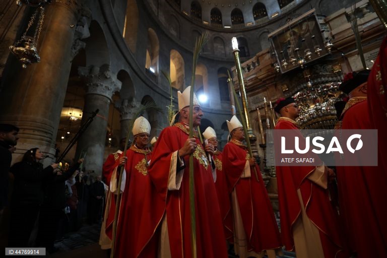 Procissão do Domingo de Ramos na Igreja do Santo Sepulcro, na Cidade Velha de Jerusalém. O Domingo de Ramos é o relato bíblico da entrada de Jesus Cristo em Jerusalém, que dá início à Semana Santa, a última semana da Quaresma. 