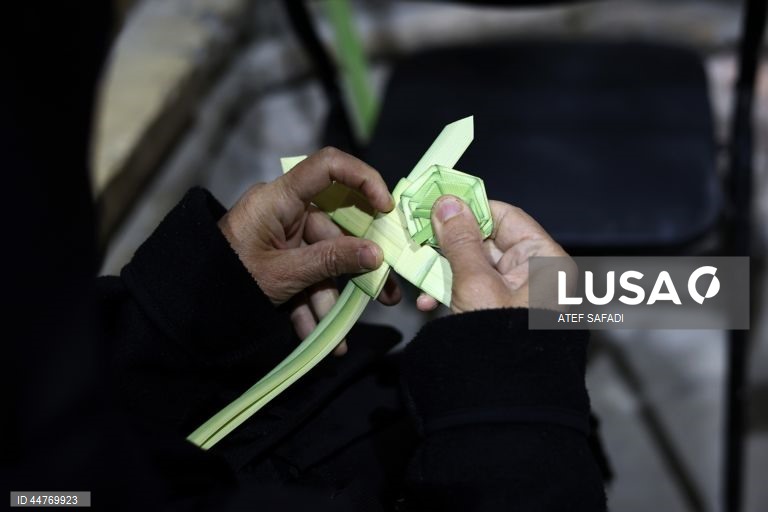 Procissão do Domingo de Ramos na Igreja do Santo Sepulcro, na Cidade Velha de Jerusalém. O Domingo de Ramos é o relato bíblico da entrada de Jesus Cristo em Jerusalém, que dá início à Semana Santa, a última semana da Quaresma. 