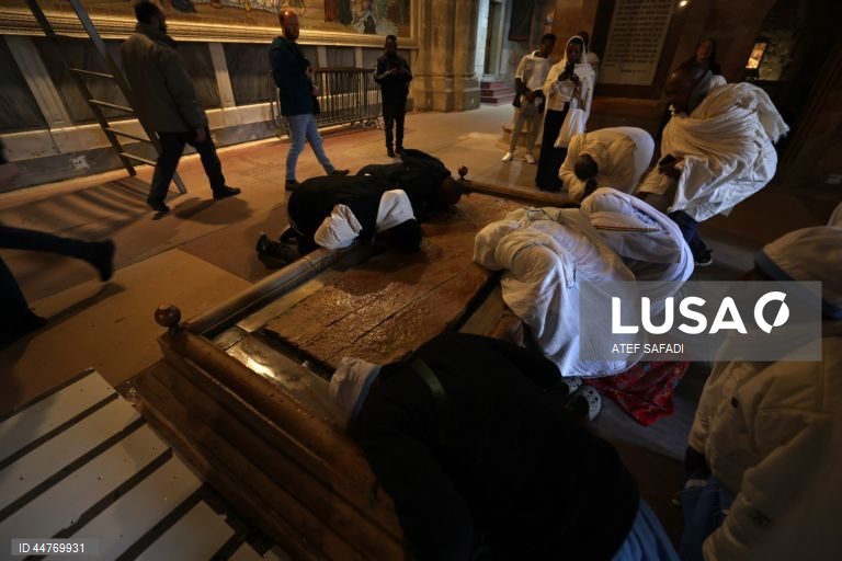 Procissão do Domingo de Ramos na Igreja do Santo Sepulcro, na Cidade Velha de Jerusalém. O Domingo de Ramos é o relato bíblico da entrada de Jesus Cristo em Jerusalém, que dá início à Semana Santa, a última semana da Quaresma. 