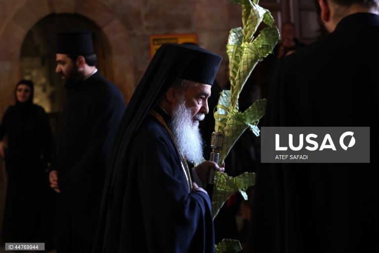 Procissão do Domingo de Ramos na Igreja do Santo Sepulcro, na Cidade Velha de Jerusalém. O Domingo de Ramos é o relato bíblico da entrada de Jesus Cristo em Jerusalém, que dá início à Semana Santa, a última semana da Quaresma. 