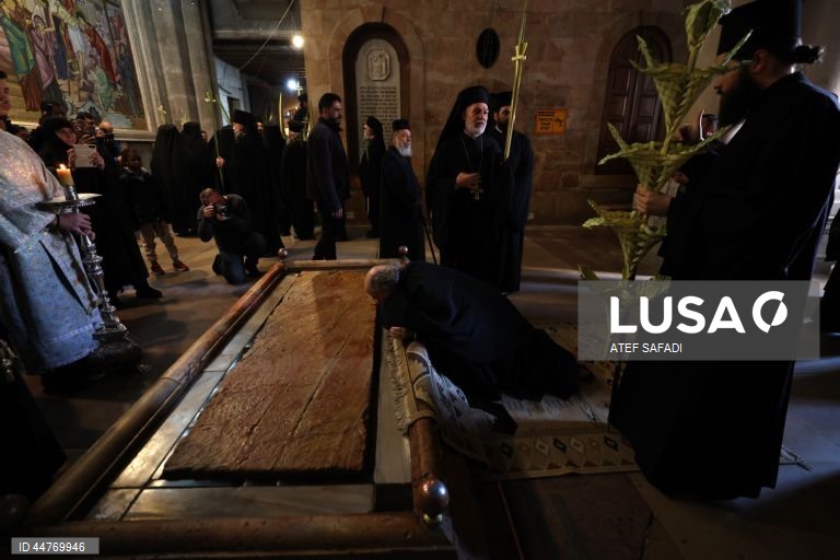 Procissão do Domingo de Ramos na Igreja do Santo Sepulcro, na Cidade Velha de Jerusalém. O Domingo de Ramos é o relato bíblico da entrada de Jesus Cristo em Jerusalém, que dá início à Semana Santa, a última semana da Quaresma. 