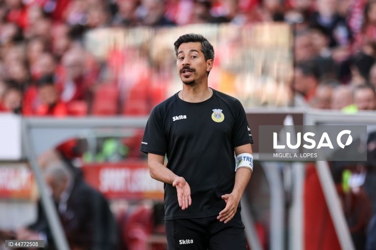 O Benfica perdeu hoje a liderança da I Liga portuguesa de futebol, ao empatar a dois golos na receção ao Arouca, falhando a 10.ª vitória consecutiva na prova, em encontro da 29.ª jornada.