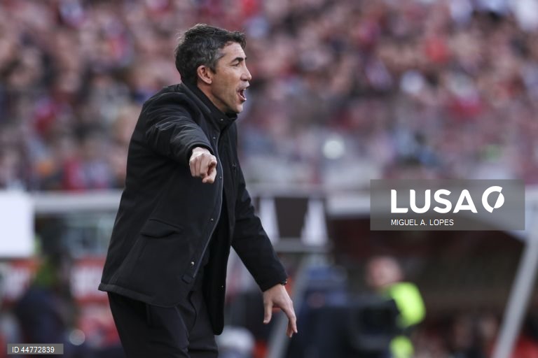O Benfica perdeu hoje a liderança da I Liga portuguesa de futebol, ao empatar a dois golos na receção ao Arouca, falhando a 10.ª vitória consecutiva na prova, em encontro da 29.ª jornada.
