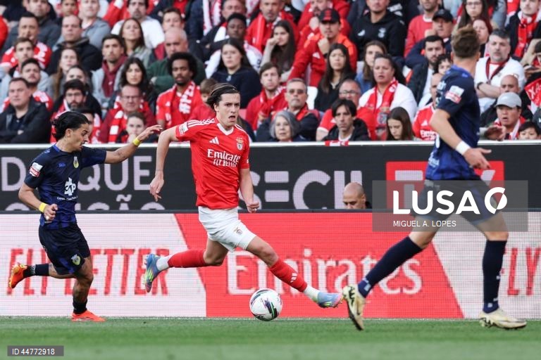 O Benfica perdeu hoje a liderança da I Liga portuguesa de futebol, ao empatar a dois golos na receção ao Arouca, falhando a 10.ª vitória consecutiva na prova, em encontro da 29.ª jornada.