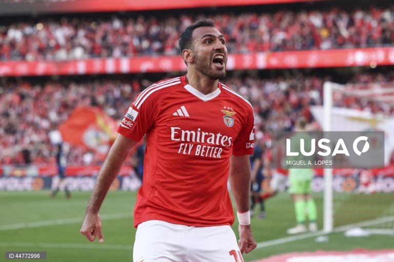 O Benfica perdeu hoje a liderança da I Liga portuguesa de futebol, ao empatar a dois golos na receção ao Arouca, falhando a 10.ª vitória consecutiva na prova, em encontro da 29.ª jornada.