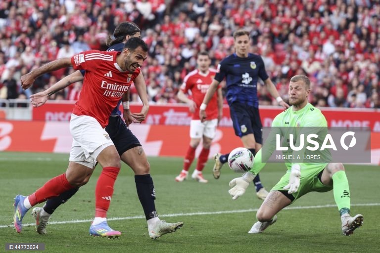 O Benfica perdeu hoje a liderança da I Liga portuguesa de futebol, ao empatar a dois golos na receção ao Arouca, falhando a 10.ª vitória consecutiva na prova, em encontro da 29.ª jornada.