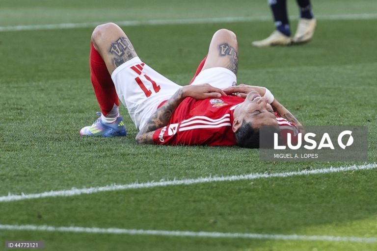 O Benfica perdeu hoje a liderança da I Liga portuguesa de futebol, ao empatar a dois golos na receção ao Arouca, falhando a 10.ª vitória consecutiva na prova, em encontro da 29.ª jornada.