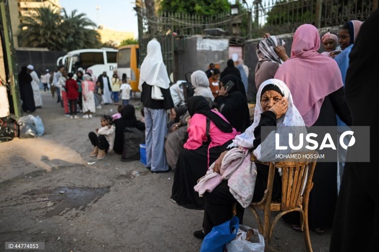 Refugiados sudaneses no Egito regressam a casa depois de o exército sudanês ter tomado o controlo de Cartum