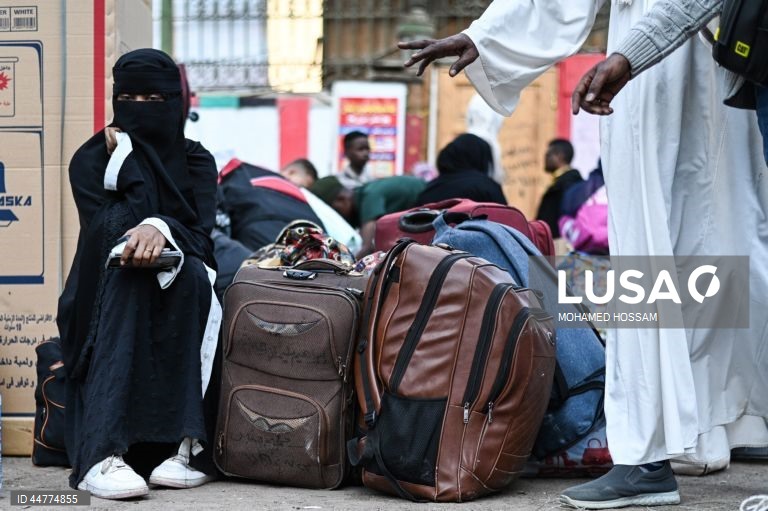 Refugiados sudaneses no Egito regressam a casa depois de o exército sudanês ter tomado o controlo de Cartum