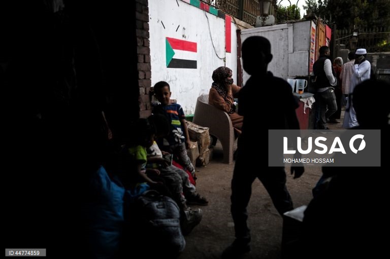 Refugiados sudaneses no Egito regressam a casa depois de o exército sudanês ter tomado o controlo de Cartum